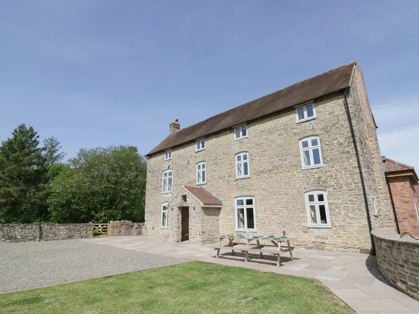 Charmant cottage adapté aux familles avec jardin et jacuzzi - Image 1