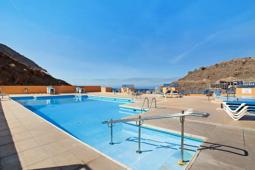 Modern apartment with shared pool - Image 1