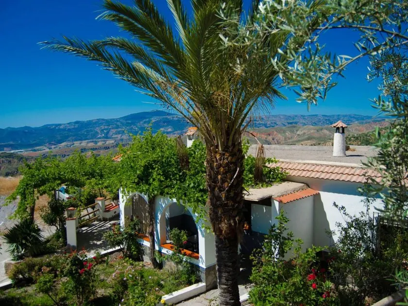 Holiday home with garden, barbeque & pool - Image 1