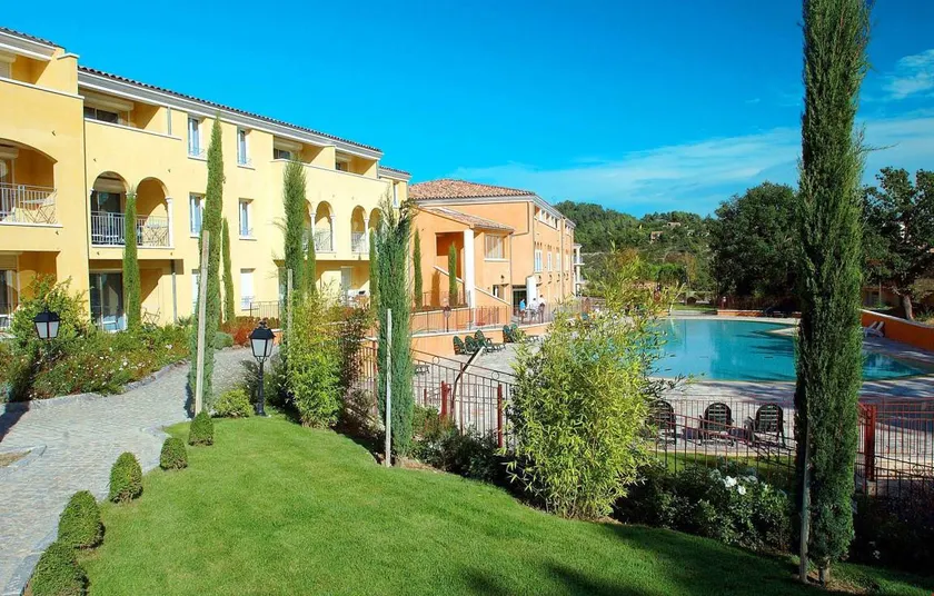 Flat with terrace, pool & garden - Image 1