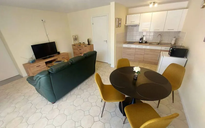 Ferienwohnung mit WLAN, Klimaanlage und Gartenmöbel - Image 1