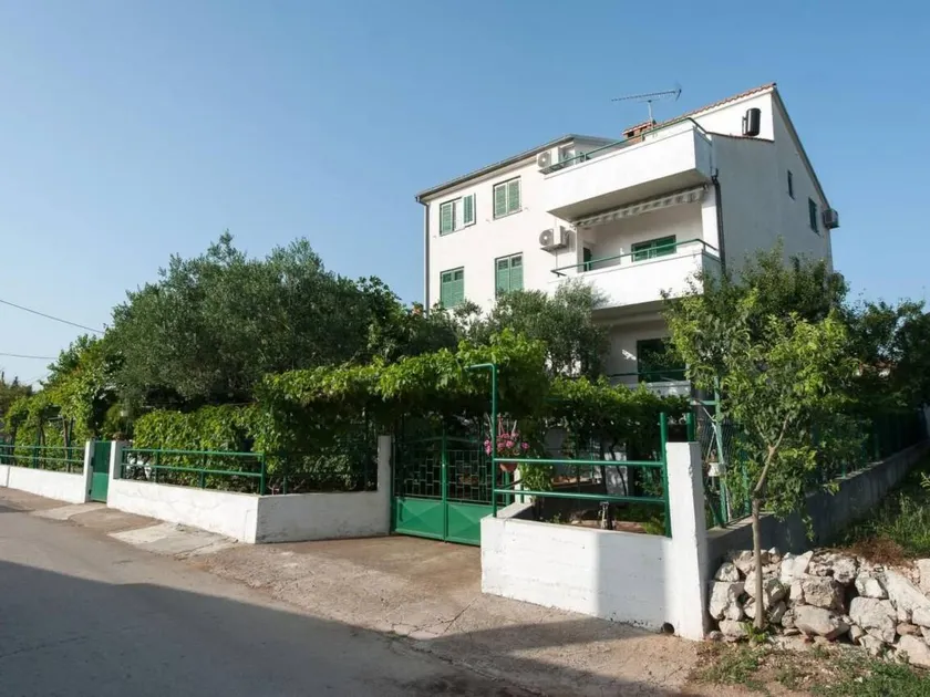 Apartamento vacacional con barbacoa y jardín - Image 1