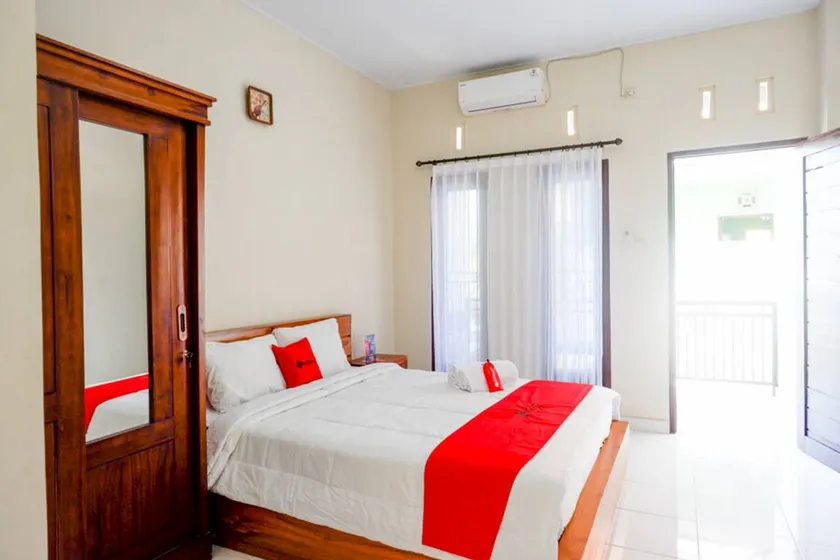 RedDoorz near Mertasari Beach - Image 1