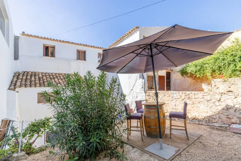 House with barbeque, garden & terrace | City view - Image 1