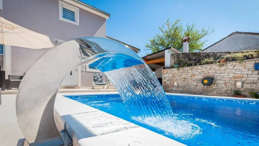Holiday home with BBQ, garden & terrace | Pets are welcome - Image 1