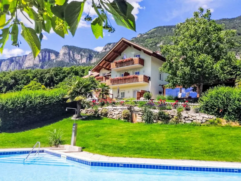 Lovely holiday home with pool - Image 1
