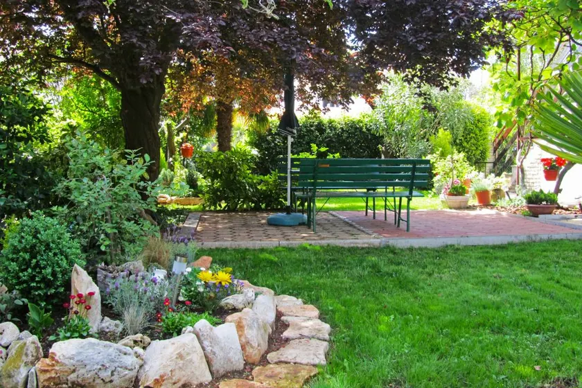 Lovely flat with terrace & garden - Image 1