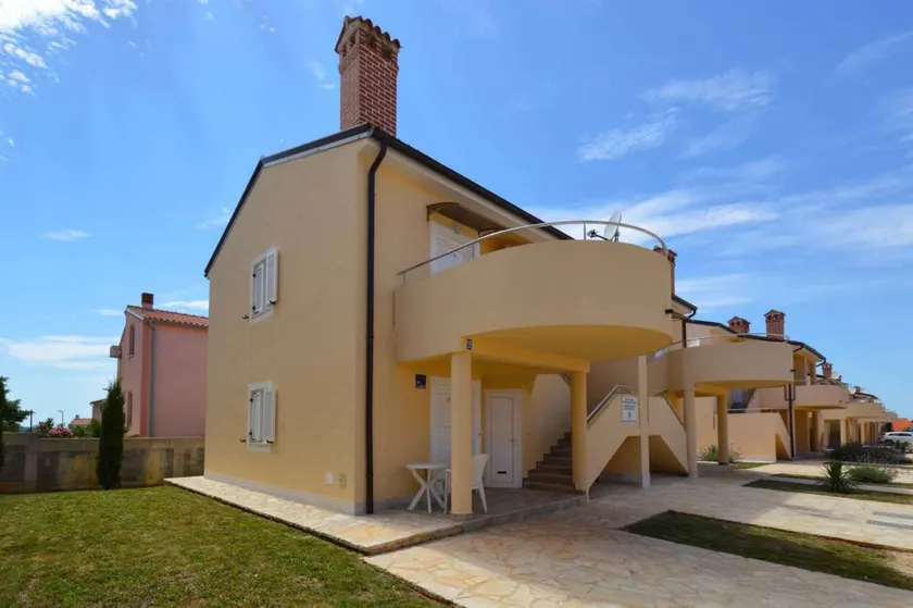 Apartment with terrace & garden - Image 1