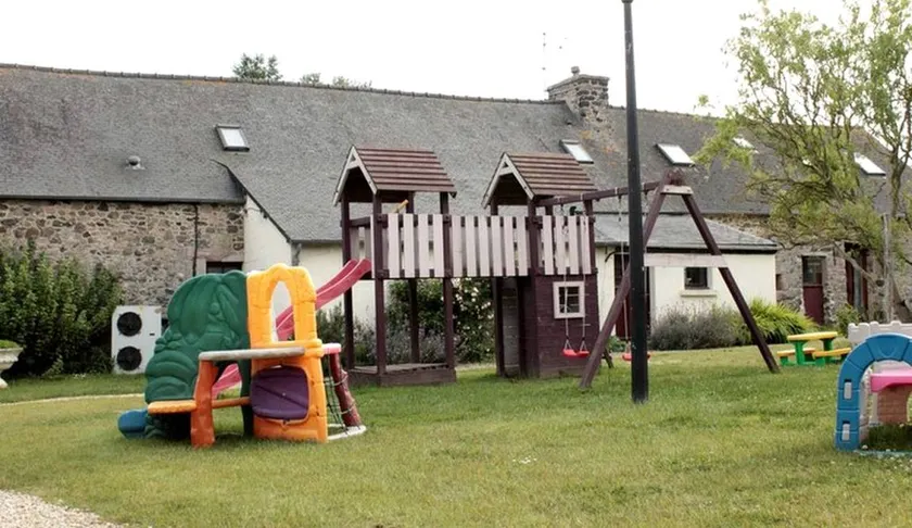 Family-Friendly Cottage in Cotes D'Armor, France - Image 1