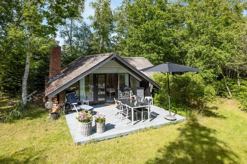 Holiday home with terrace & barbeque - Image 1