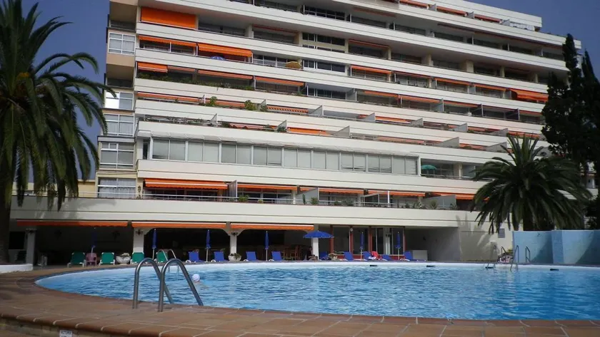 Family-friendly holiday apartment with terrace, pool & garden | Mountain view | Pet-friendly - Image 1