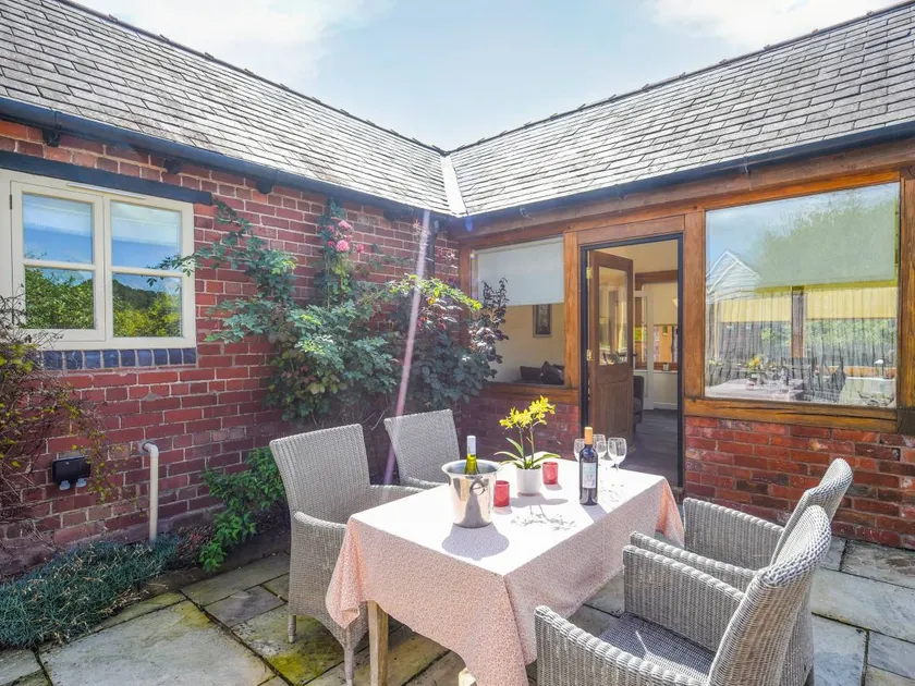 Cottage with barbecue & garden | River view - Image 1