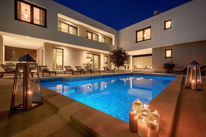 Villa with garden, BBQ & sauna | City view - Image 1