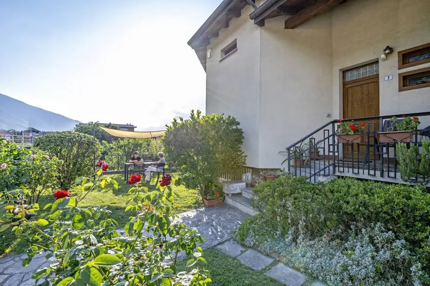 House with garden & barbecue | Garden view - Image 1