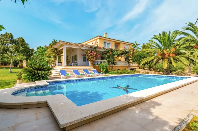 Child-friendly villa with terrace, barbecue & garden - Image 1
