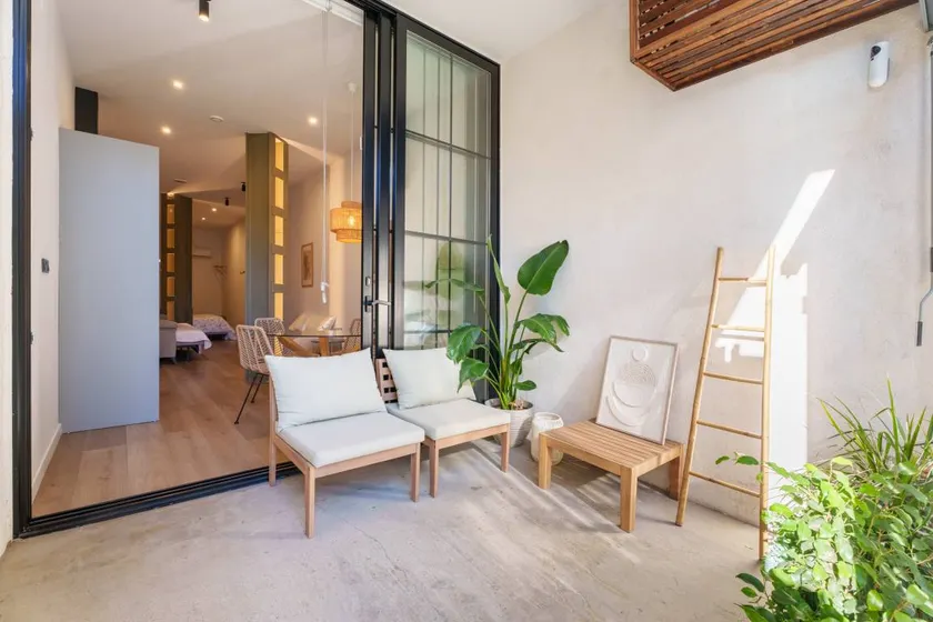 Appartement entièrement équipé avec terrasse et internet haut débit | Vue ville | Idéal pour le télétravail - Image 1