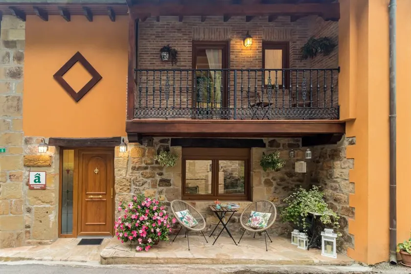 Holiday home with garden, barbecue & terrace | Mountain view - Image 1