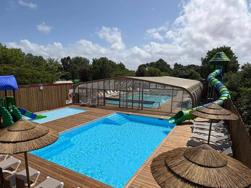 Mobile home with heated pool & terrace - Image 1