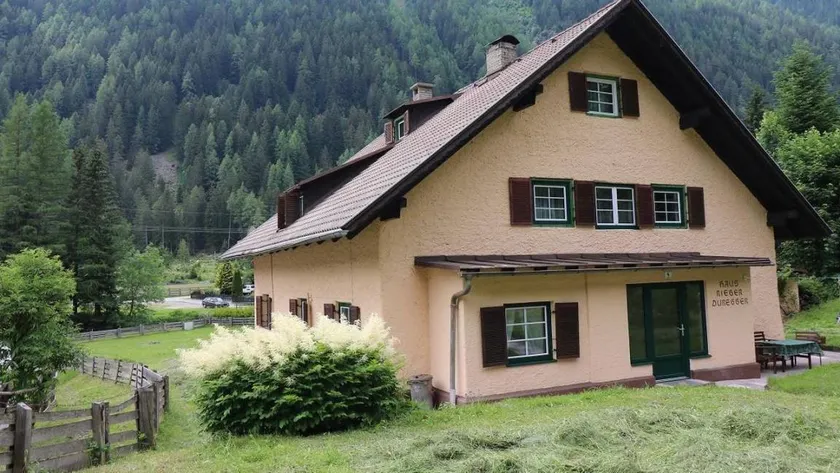 Holiday home with garden & terrace - Image 1