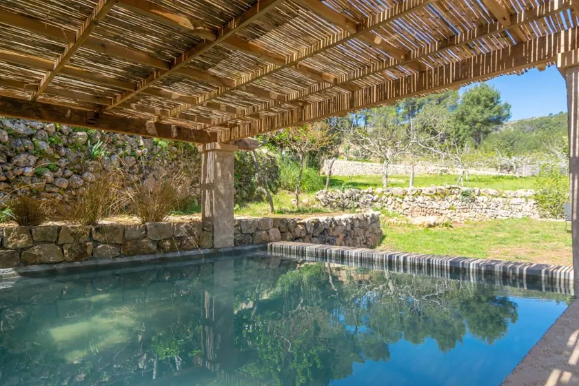 Chalet with terrace, garden & private pool - Image 1