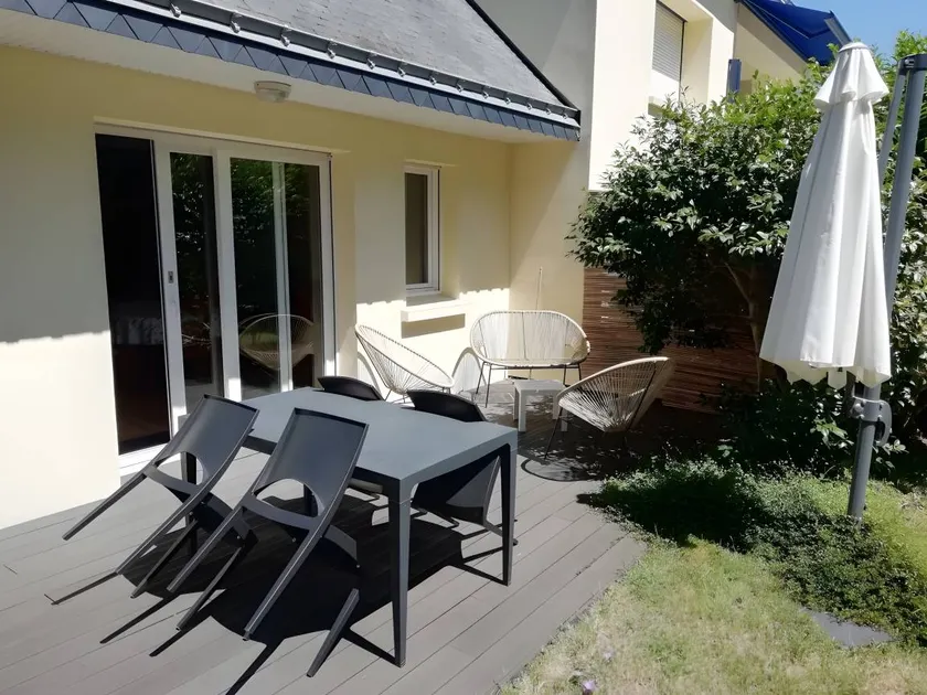 La Petite Maison Jaune Cottage with Terrace and Garden on Île-aux-Moines - Image 1