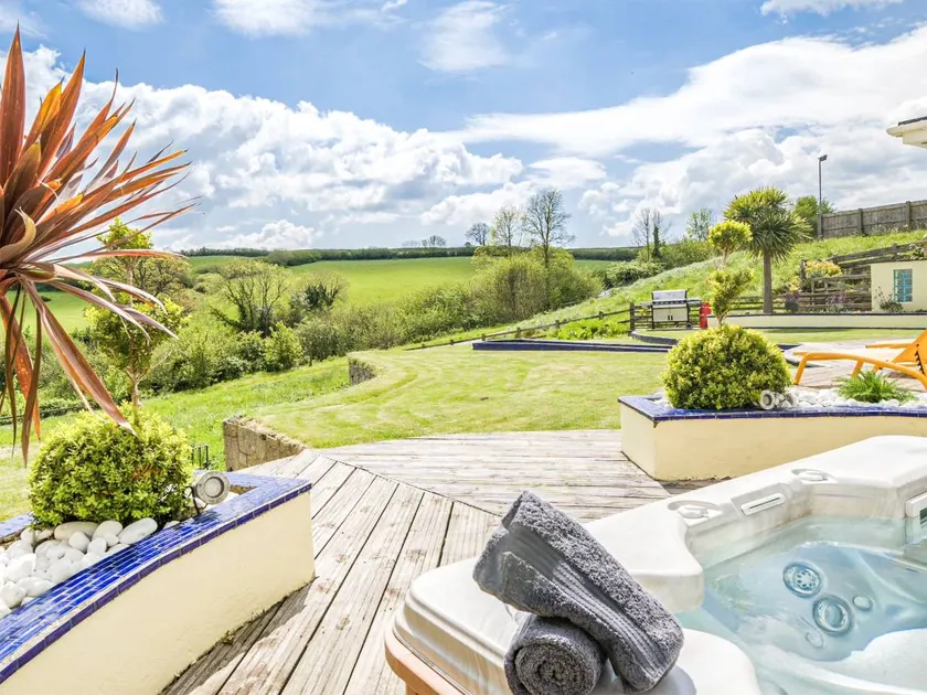 Cottage with barbeque, hot tub & garden - Image 1