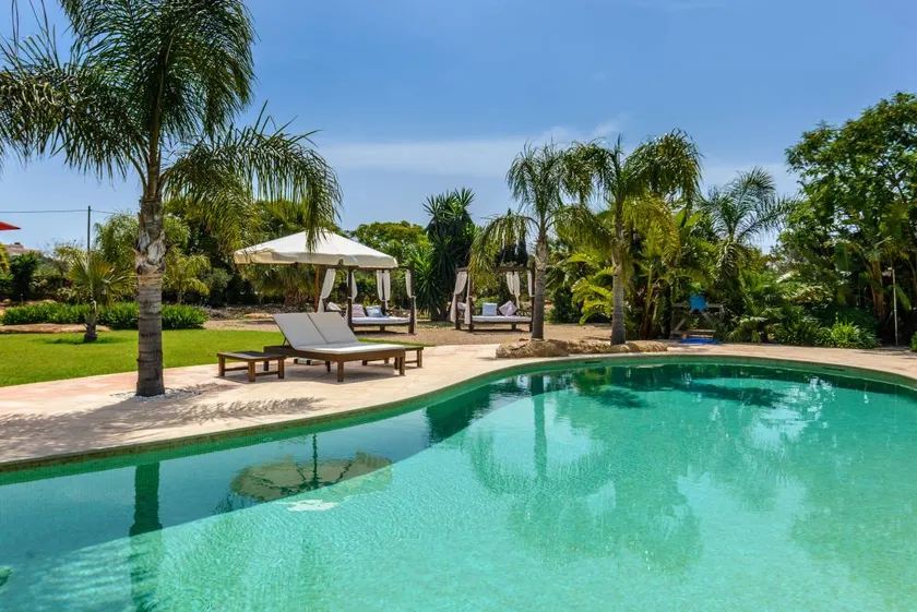 Villa conviviale et familiale avec piscine privée, jardin et terrasse - Image 1