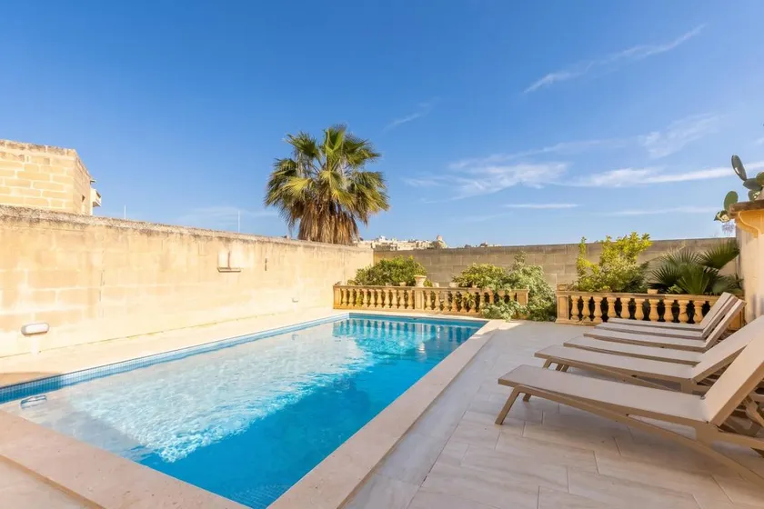 Children-friendly holiday home with private pool, barbeque & garden | Close to St. George's Basilica | Pets are welcome - Image 1