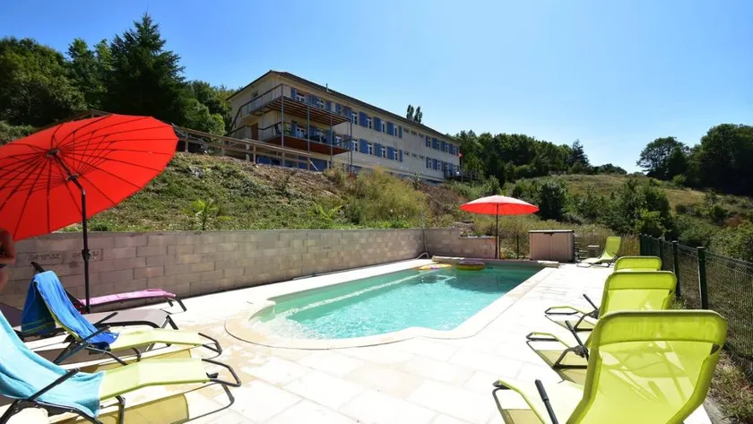 Holiday apartment with terrace, pool & garden - Image 1