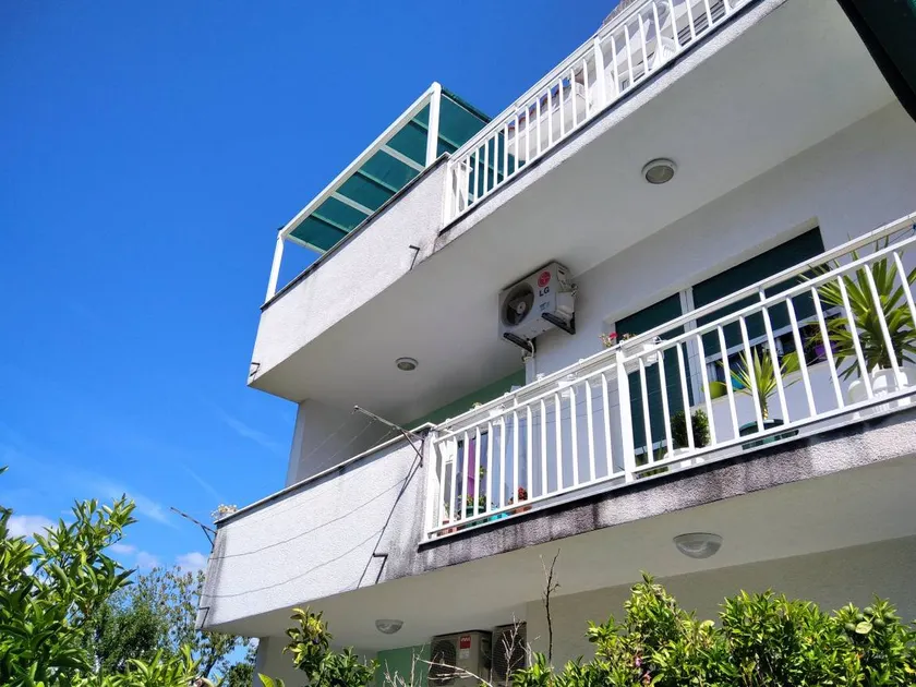 Apartamento vacacional con terraza, jardín y barbacoa - Image 1