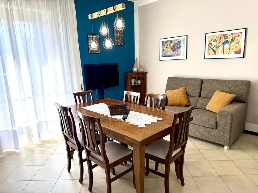 Appartamento luminoso con ampia terrazza perfetto per famiglie o gruppi - Image 1