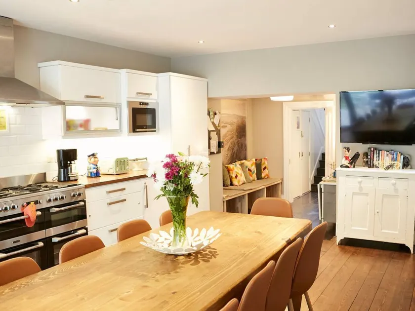 Cosy Home; Sleeps 10/11. City 15 minutes’ walk - Image 1