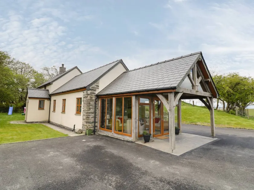 Cottage with garden & hot tub - Image 1