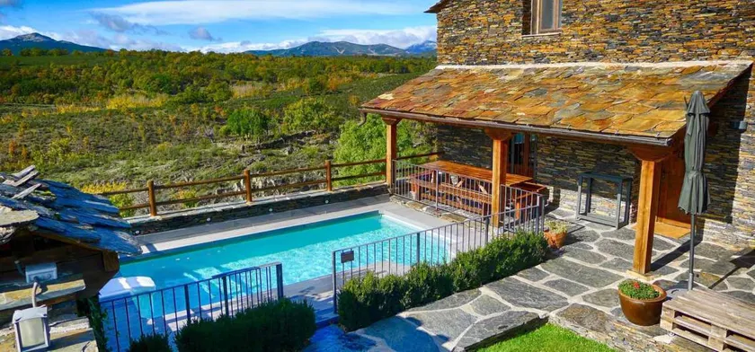 House with BBQ, garden & private pool | Lake view - Image 1