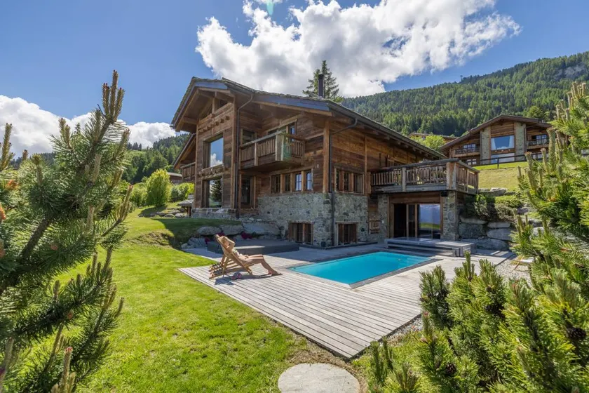 Ample chalet with pool, terrace & garden - Image 1