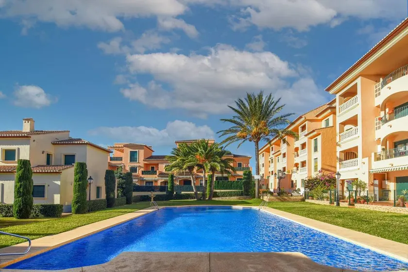 Holiday apartment with pool, garden & terrace - Image 1