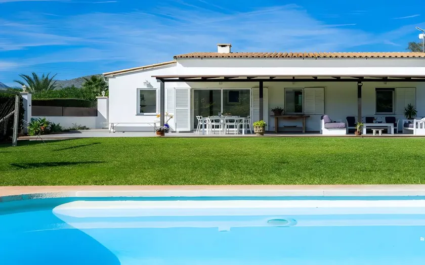 Maison entièrement équipée avec piscine privée, internet haut débit et jardin | Vue jardin - Image 1