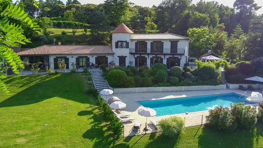 Fully equipped beautiful flat with terrace, pool & garden | Perfect for remote work | Pet-friendly - Image 1