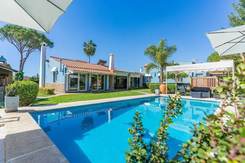 Dedicated room with terrace, pool & BBQ - Image 1