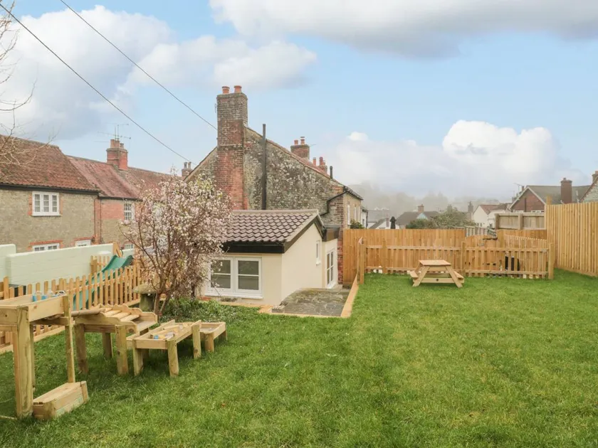 Children-friendly pleasant cottage with garden & terrace - Image 1