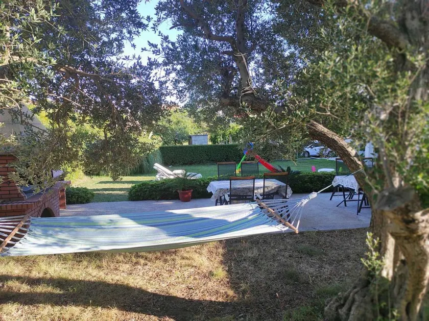 Apartamento vacacional con barbacoa, terraza y jardín - Image 1