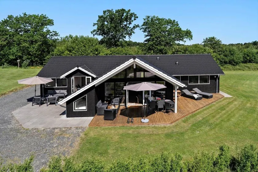 Children-friendly holiday home with BBQ, jacuzzi & sauna | Sea view - Image 1