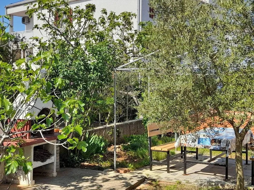 Apartment with BBQ, garden & terrace - Image 1