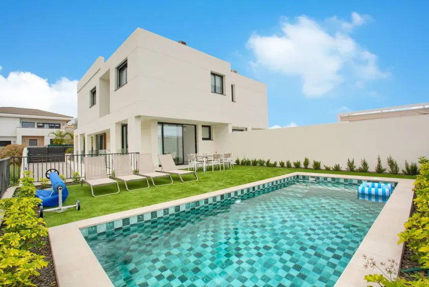 Fully equipped nice villa with garden, pool & BBQ | Garden view | Perfect for remote work - Image 1