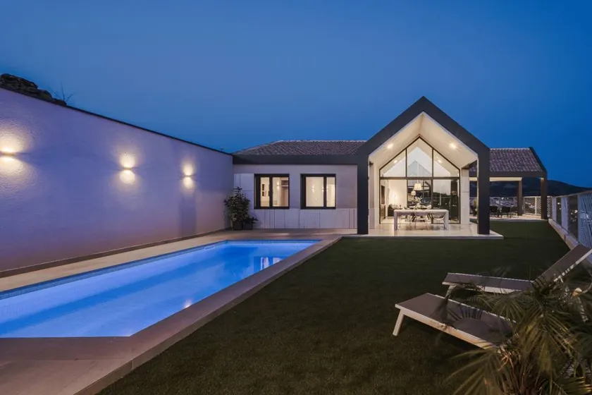 Fully equipped beautiful villa with terrace, BBQ & private pool - Image 1