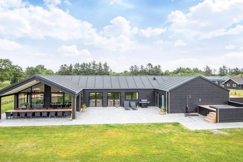 House with garden, barbeque & terrace - Image 1
