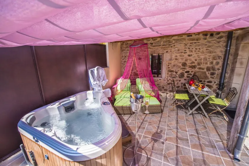Attraente gîte adatto alle famiglie con idromassaggio, giardino e terrazza | Vista sulla piscina - Image 1