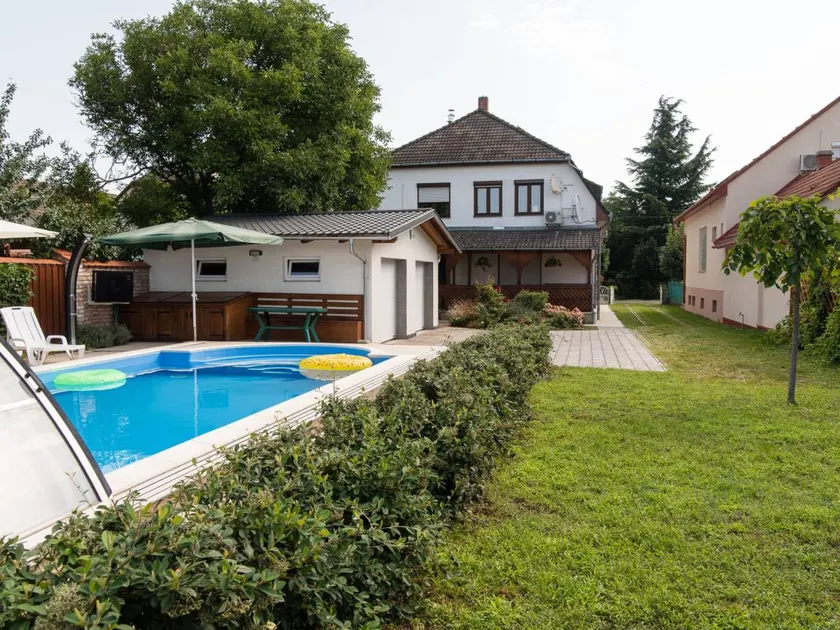 Flat with barbecue, private pool & terrace - Image 1