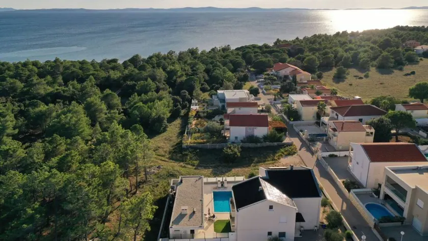 Child-friendly charming holiday apartment with pool, garden & barbecue | Lake view - Image 1