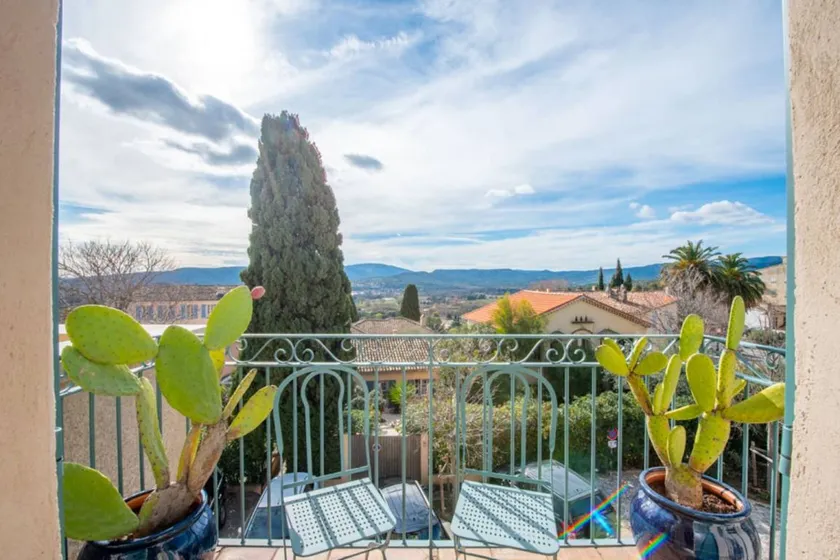 Holiday home with terrace - Image 1